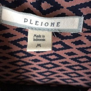 Pleione Tops - Flowy patterned blouse Pleione Tops - Flowy patterned blouse